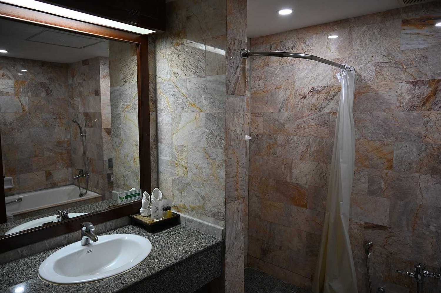 Baño reformado con agua caliente en Madrid, servicio de termos y calderas de Termomad