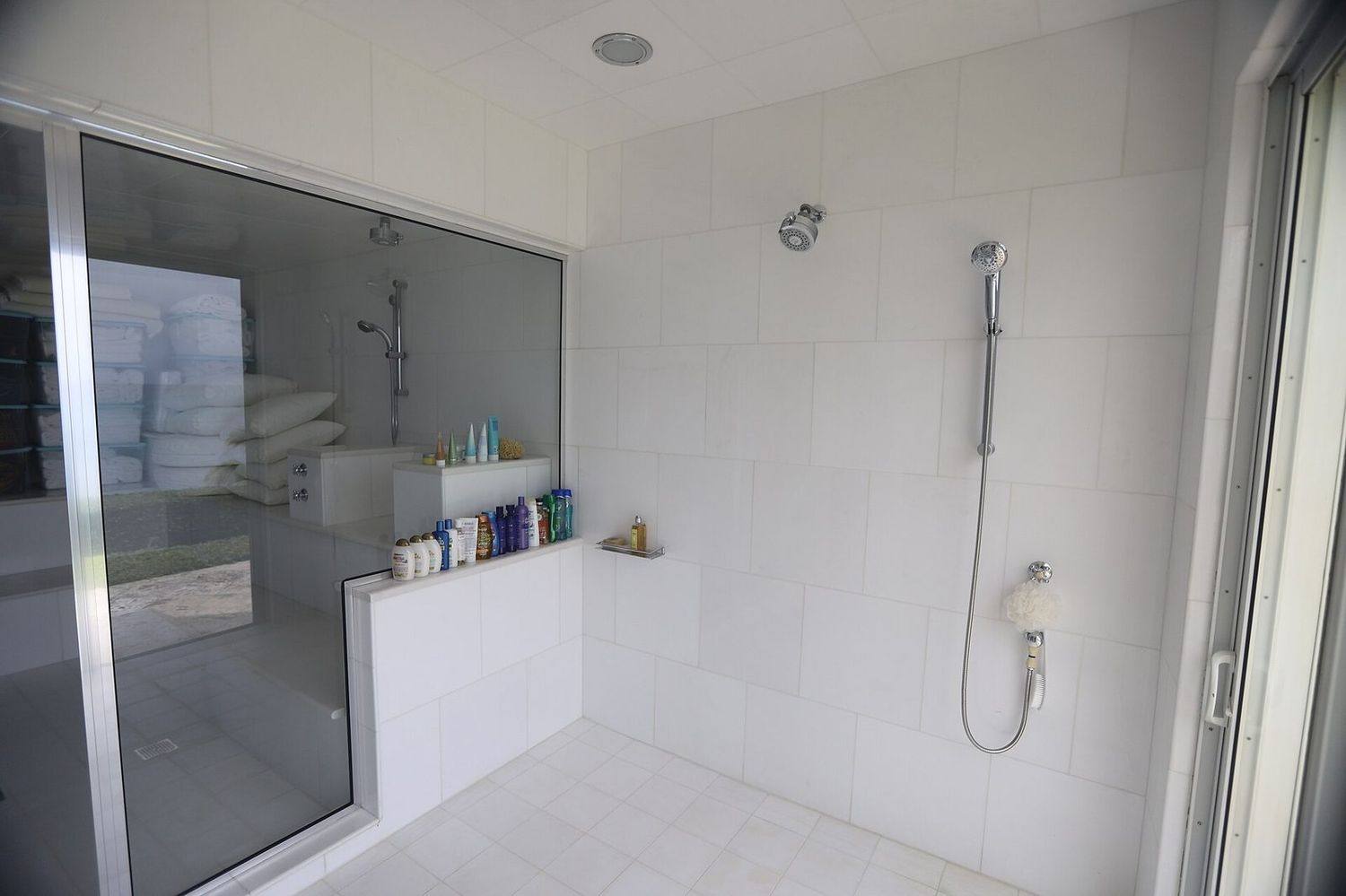 Baño de obra nueva con ducha y mampara