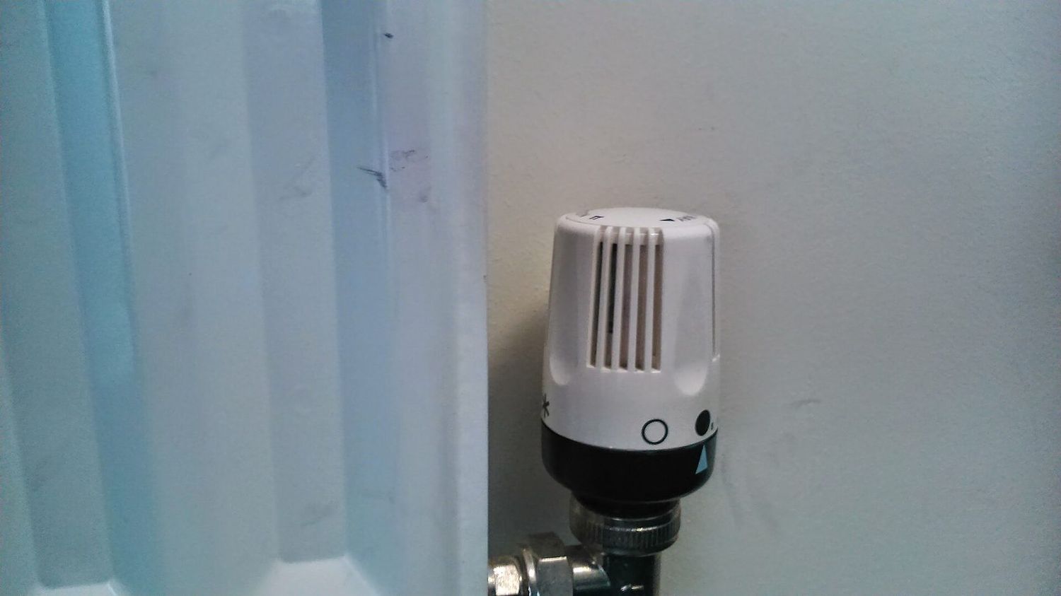 Radiador con válvula termostática en una vivienda